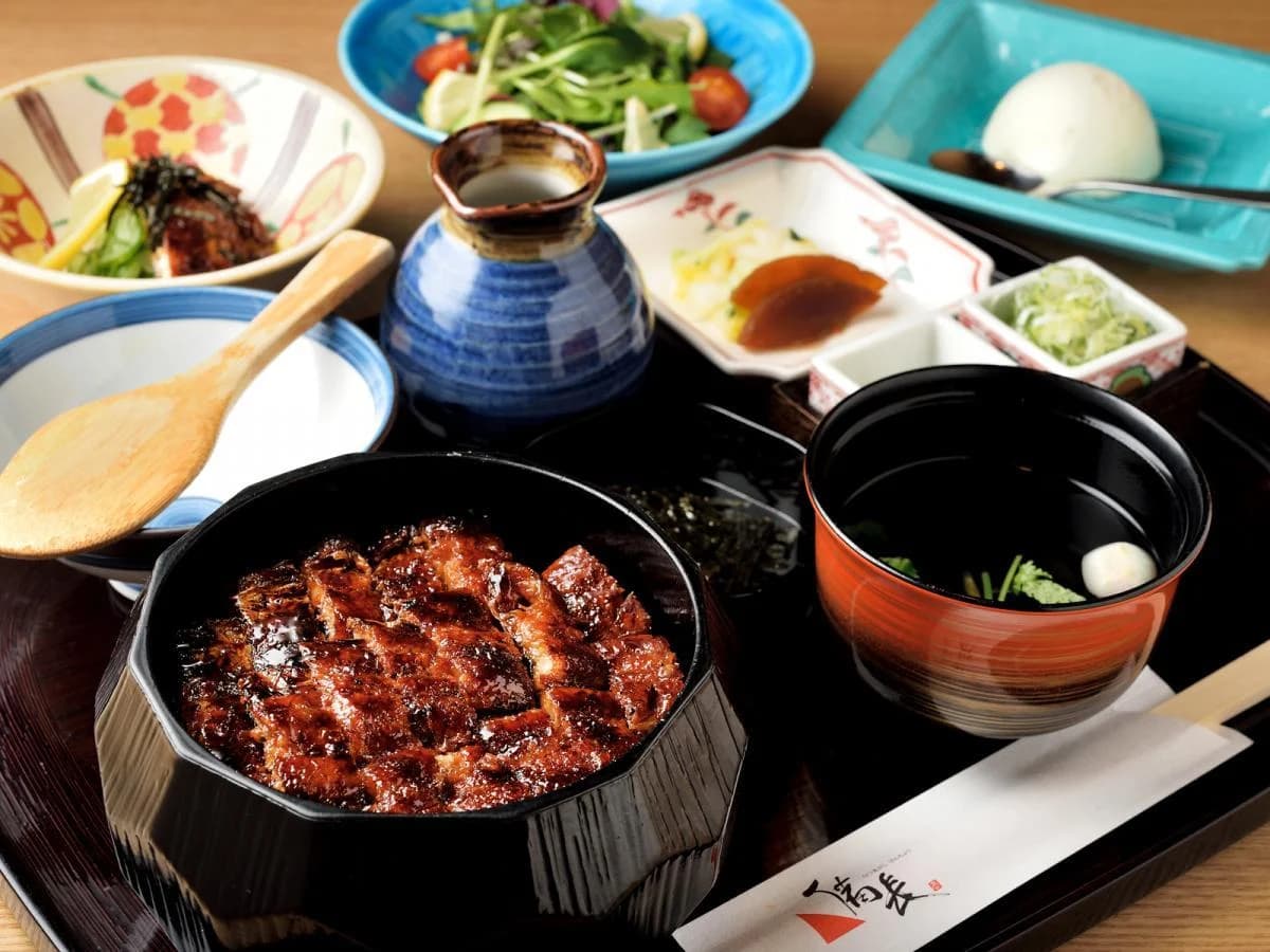 Hitsumabushi, hidangan khas Nagoya berupa nasi dengan potongan belut panggang.