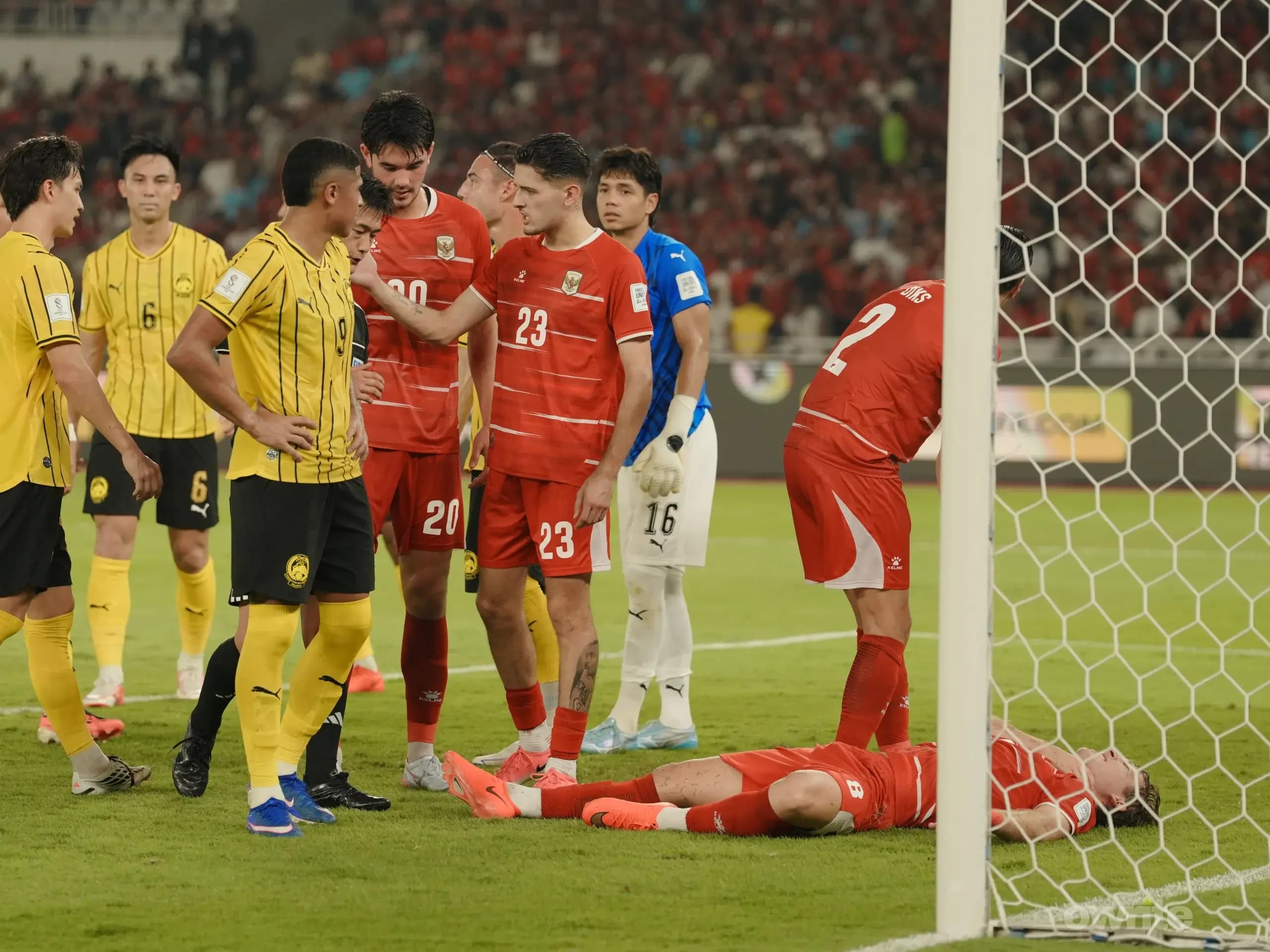 Pemain Timnas Indonesia dan Timnas Malaysia dalam pertandingan FIFA ASEAN Cup di SUGBK, Jakarta, 28 September 2026.