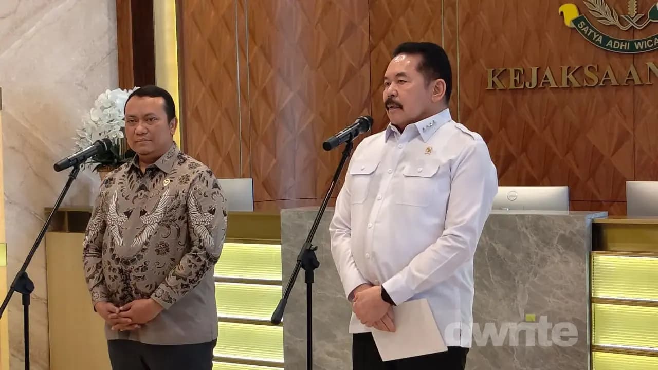 Jaksa Agung ST Burhanuddin (kemeja putih) dan Anggota I BPK RI Nyoman Adhi Suryadnyana (kemeja batik). (Sumber: Owrite/Rahmat Baihaqi)