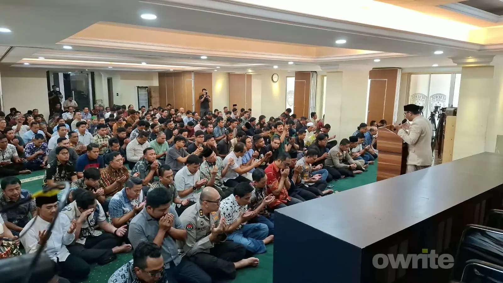 Polda Metro Jaya menggelar doa bersama guna keselamatan kelima jurnalis yang hilang kontak. (Sumber: Owrite/Rahmat Baihaqi)