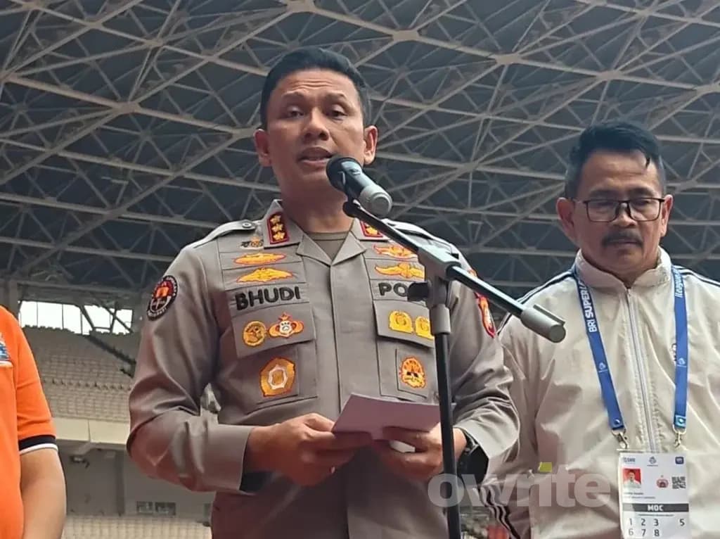 Kabid Humas Polda Metro Jaya Budi Hermanto saat melakukan sesi doorstop di Stadion GBK jelang pertandingan Persija Vs Persib. (Sumber: Owrite/Rahmat Baihaqi)