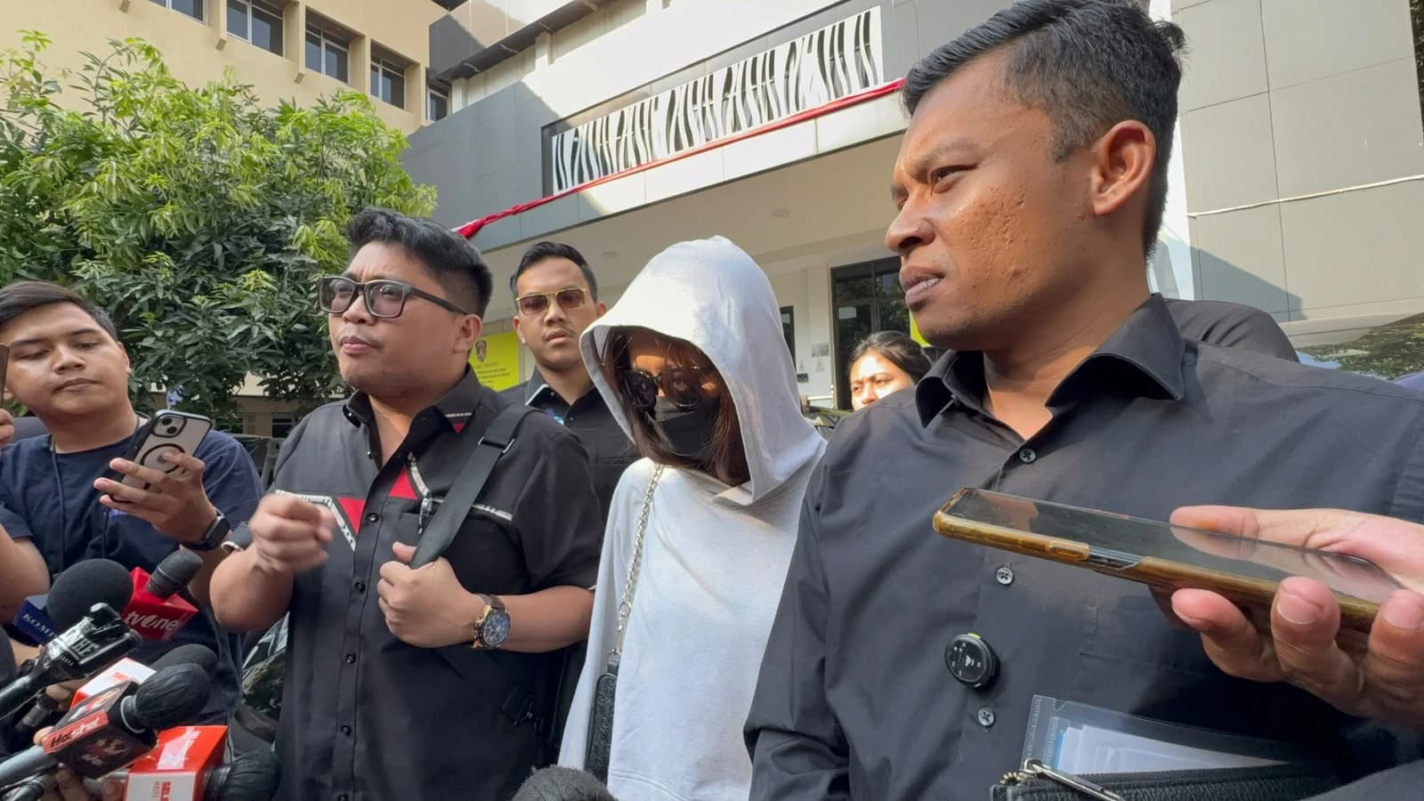 Korban dugaan kekerasan seksual artis Betrand Peto, ANW (kaca mata hitam) didampingi kuasa hukumnya setelah menjalani pemeriksaan di Polda Metro Jaya