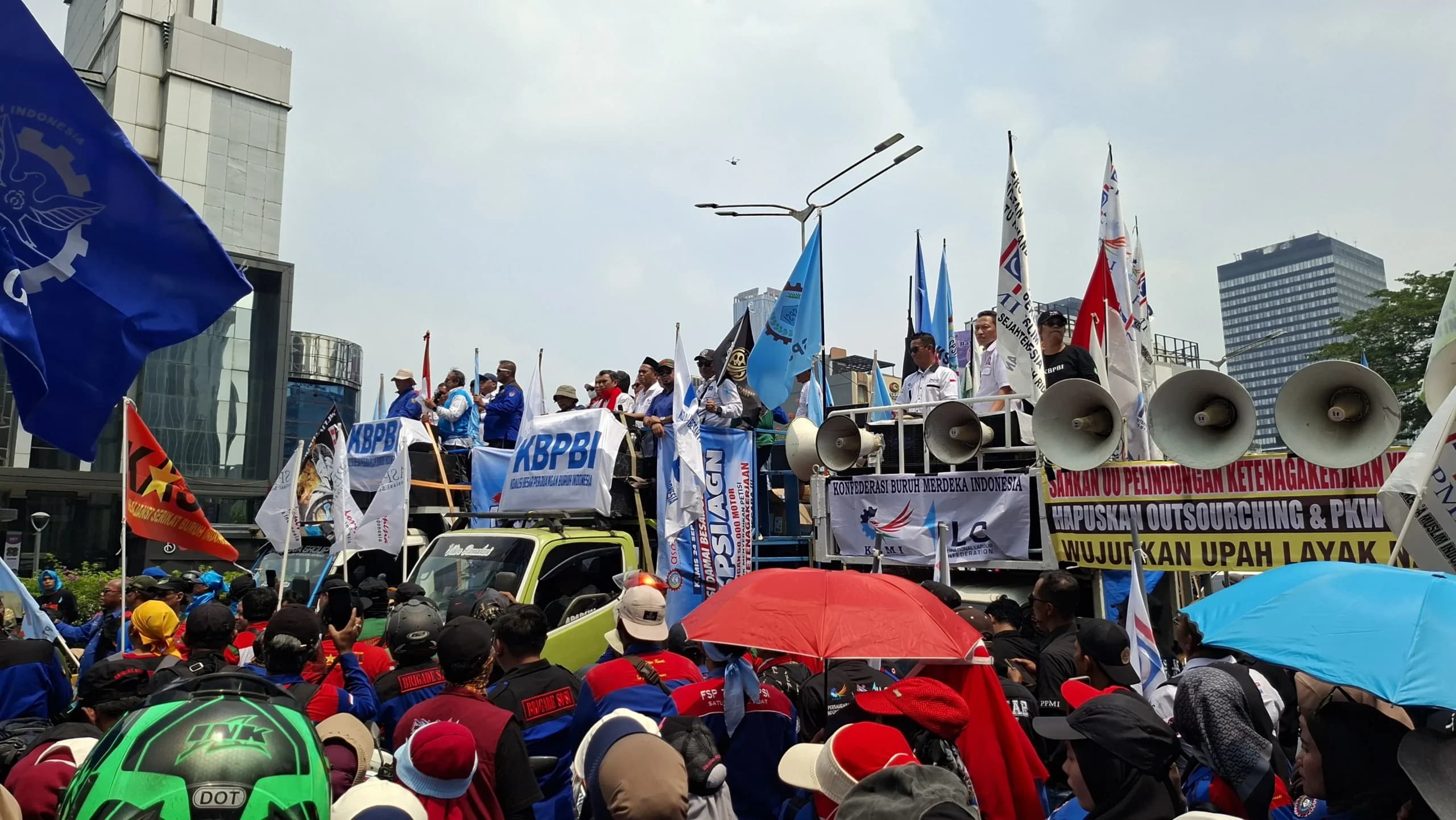 Massa Buruh menggelar demo RUU Ketenagakerjaan di depan Gedung Plaza UOB.