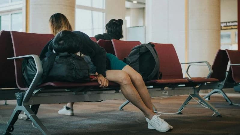 Ilustrasi seorang alami jet lag usai perjalanan jauh dengan pesawat.