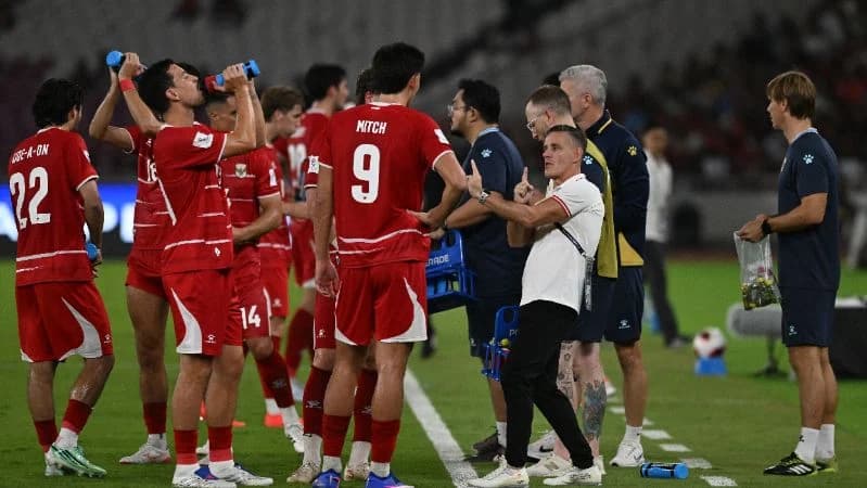 Pelatih Timnas Indonesia John Herdman (ketiga kanan) memberikan instruksi saat tim asuhannya melawan Timnas Singapura.