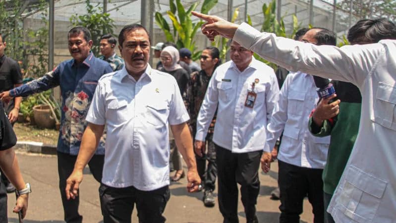 Menteri Imigrasi dan Pemasyarakatan (Imipas) Agus Andrianto (tengah) melakukan inspeksi mendadak (sidak) di Lapas Kelas IIA Cibinong, Kabupaten Bogor, Jawa Barat.