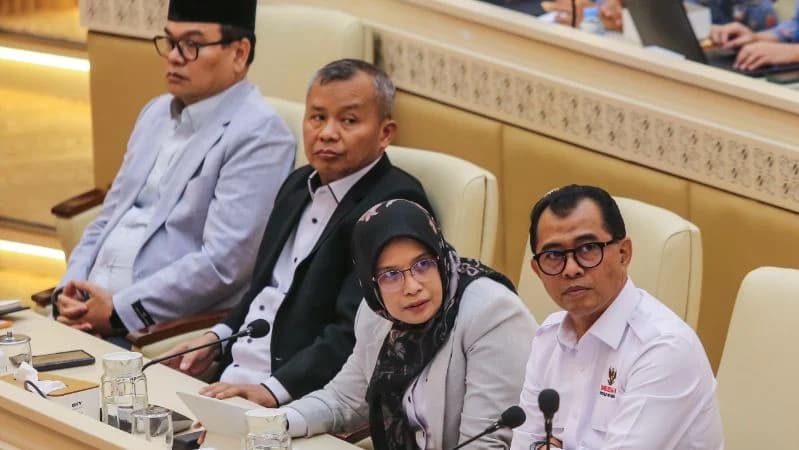 Ketua Ombudsman Nuzran Joher (kanan) bersama anggota Ombudsman Syafrida Rachmawati Rasahan (kedua kanan) saat rapat dengan Komisi II DPR, di komplek parlemen, Senayan, Jakarta.