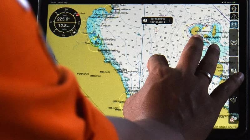 Petugas Basarnas KN SAR Antasena melakukan navigasi laut saat operasi pencarian lima jurnalis dan tiga awak kapal yang hilang kontak di perairan Selat Sunda, Banten.