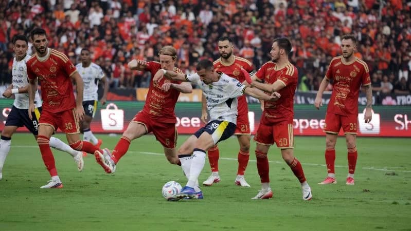 Laga panas Persija Jakarta vs Persib Bandung di Stadion GBK, Senayan.