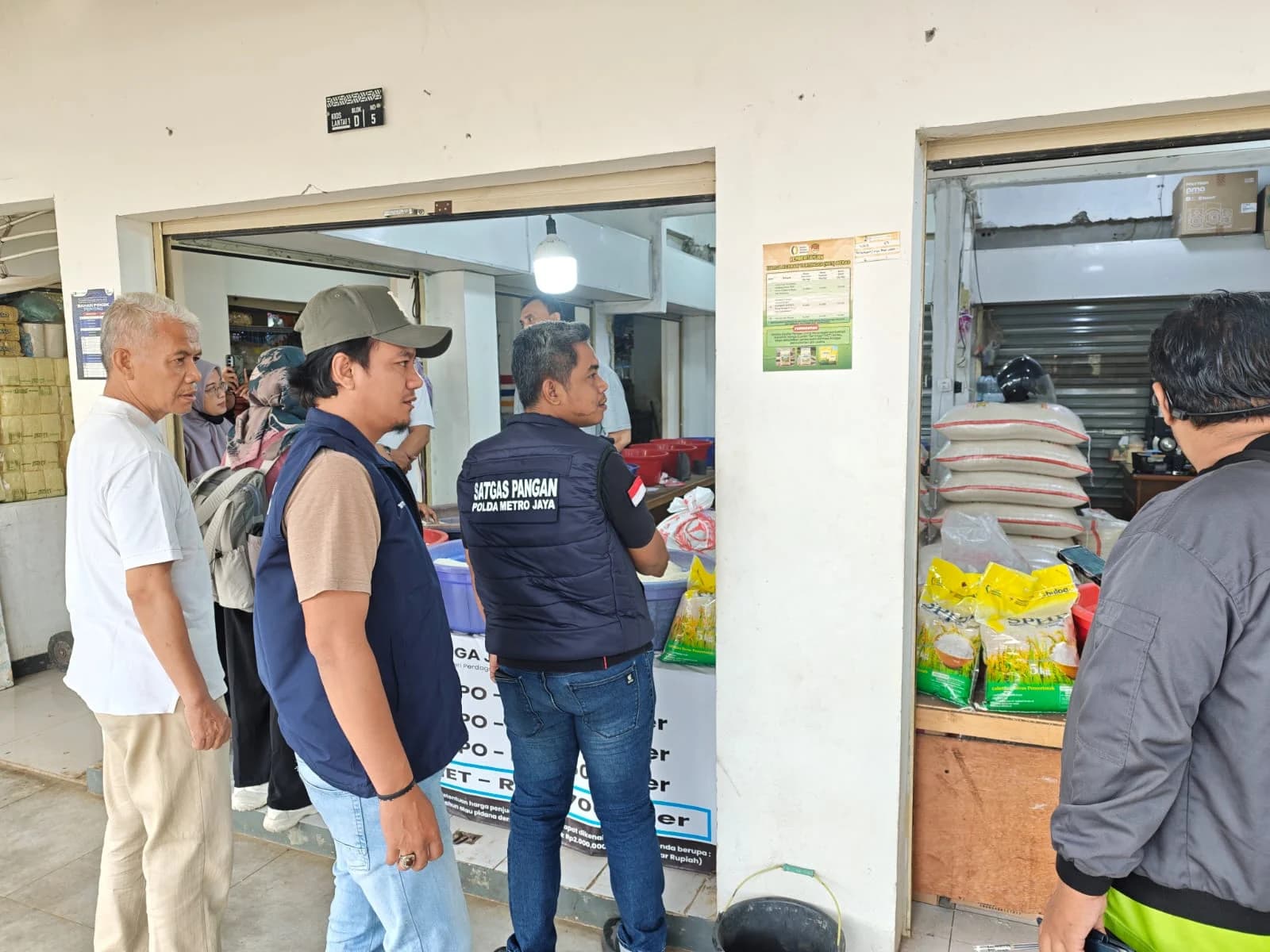 Polda Metro Jaya melakukan sidak harga beras di pasar tradisional hingga supermarket di kawasan Tangerang Kota, 14 September 2026.