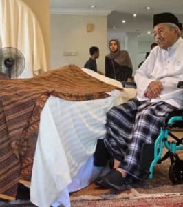 Setelah 70 Tahun Mendampingi, Mahathir Antar Siti Hasmah ke Peristirahatan Terakhir