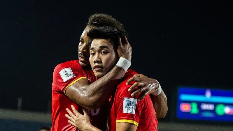Dua pesepak bola Tim Nasional Vietnam Nguyen Xuan Son (kiri) dan Nguyen Dinh Bac (kanan) berselebrasi usai mencetak gol ke gawang Tim Nasional Filipina pada pertandingan Grup B FIFA ASEAN CUP 2026 di Stadion Si Jalak Harupat, Kabupaten Bandung, Jawa Barat.
