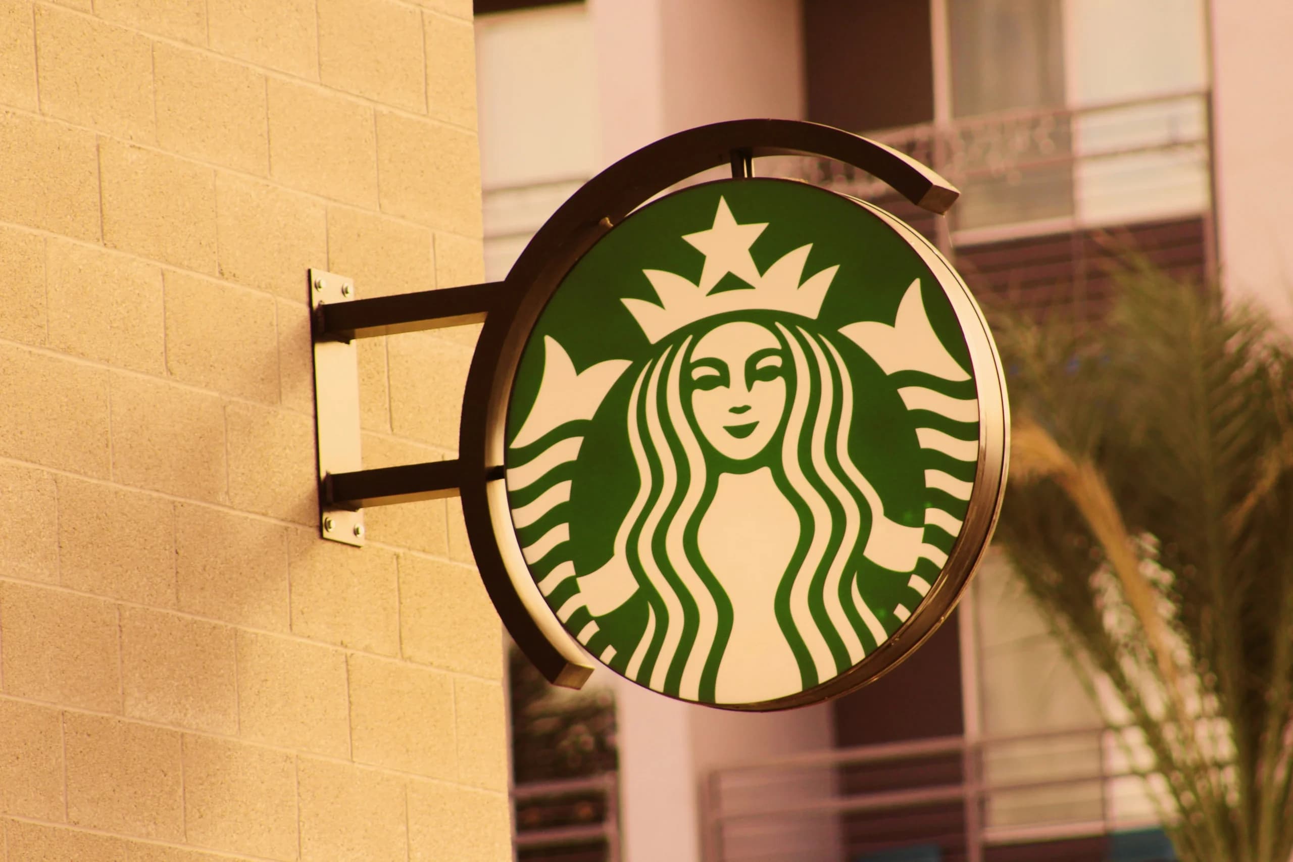 Logo Starbucks Coffee. (Sumber: Unsplash/Athar Khan)