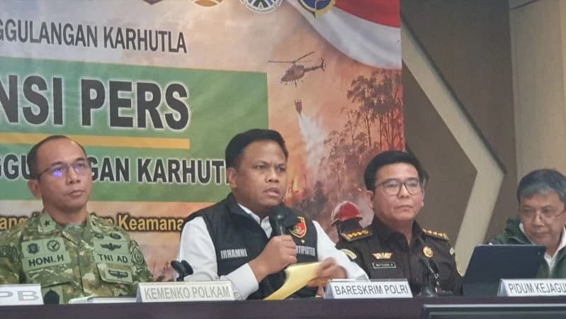 Dirtipidter Bareskrim Polri Brigjen Irhamni menyampaikan update penanganan tindak pidana kasus karhutla di kantor Kemenko Polkam