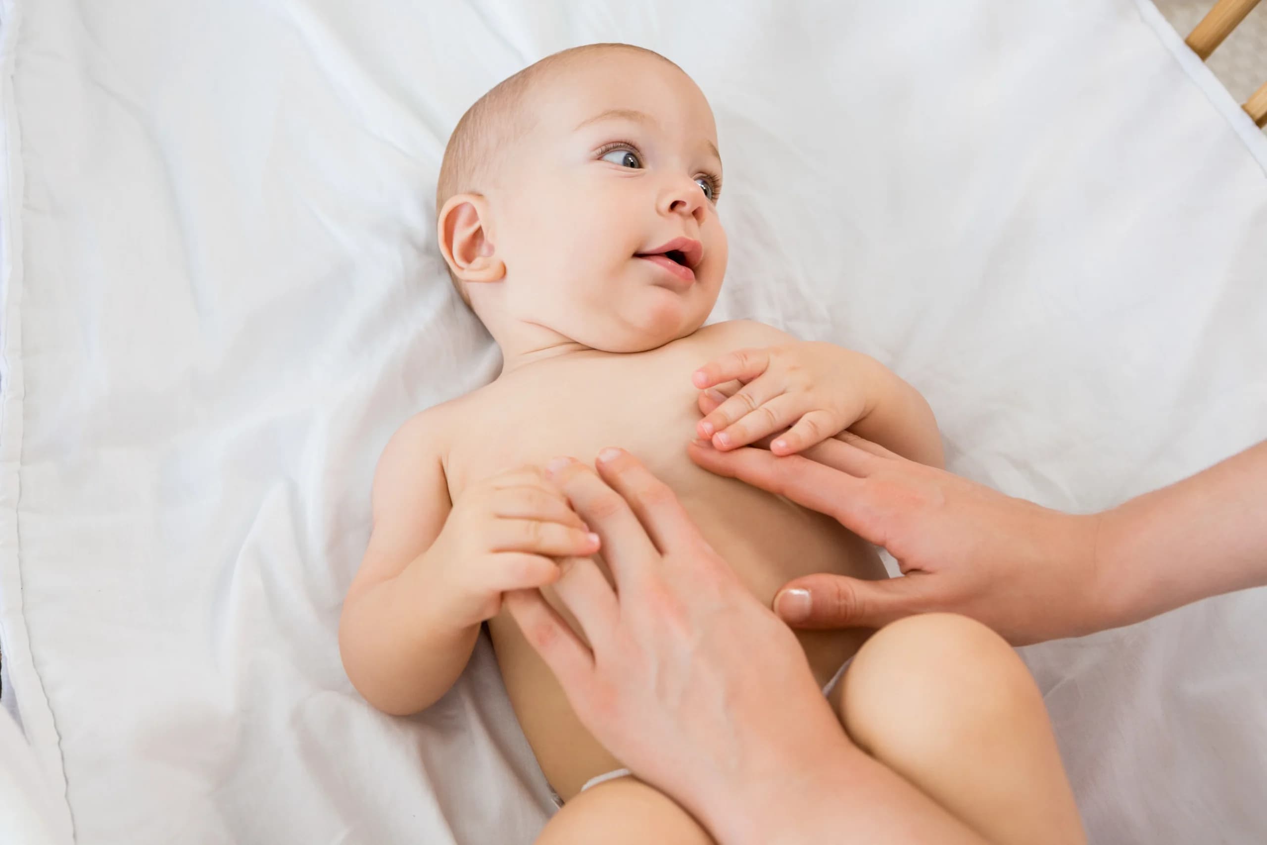 Ilustrasi memijat bayi
