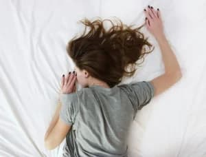 Rambut Panjang Sebaiknya Diikat atau Diurai Saat Tidur? Ini Penjelasannya