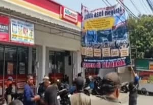 Viral Warga Bogor Segel Alfamart Minta Bangunan Dialihfungsikan Jadi Kopdes Merah Putih, Netizen: Emang Bakal Laku?