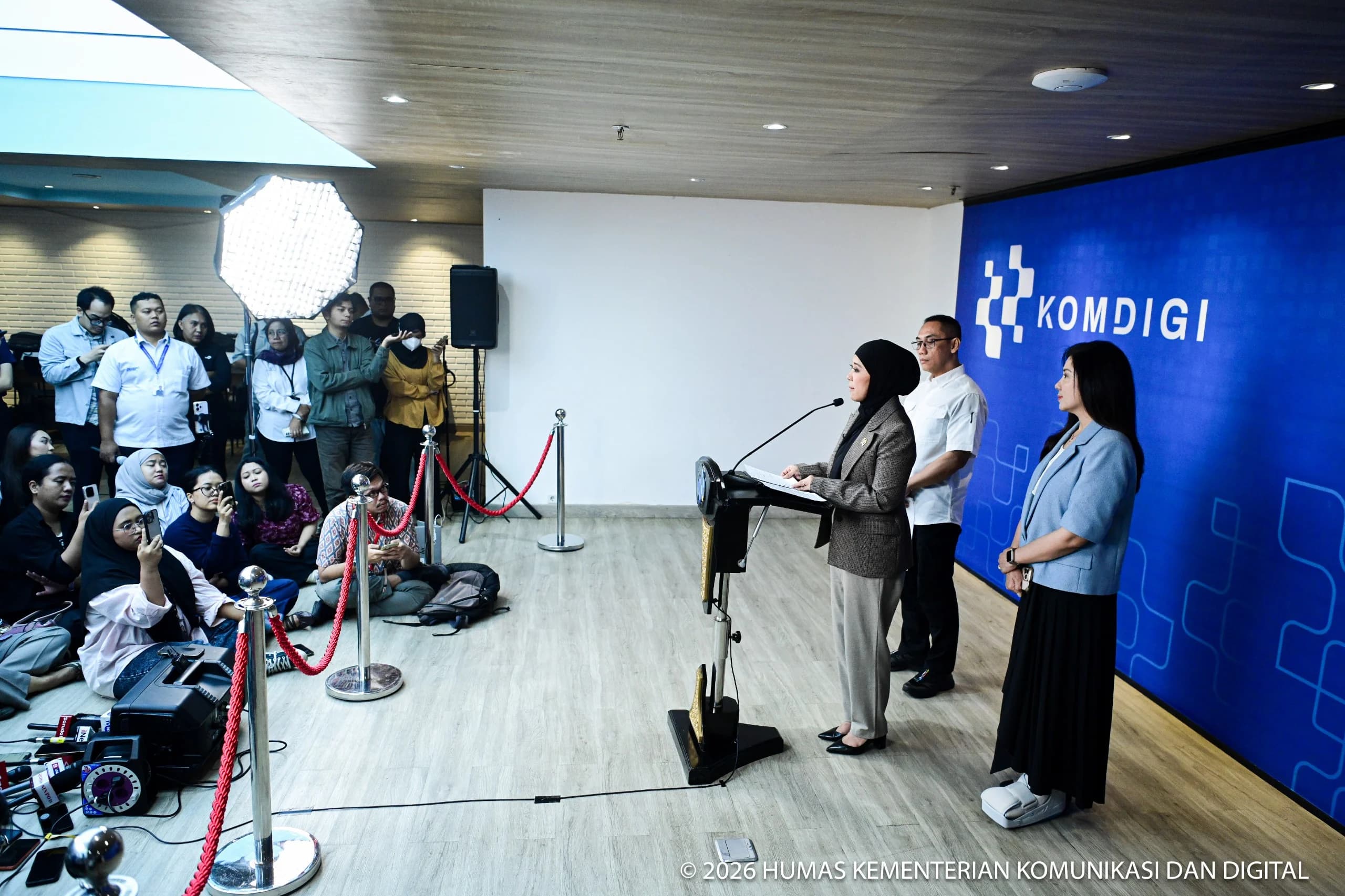 Menteri Komunikasi dan Digital Meutya Hafid dalam Konferensi Pers Progres Implementasi PP TUNAS di Kantor Kementerian Komdigi, Jakarta Pusat, Senin, 14 September 2026.