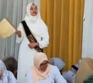 Viral Video Diduga Istri Pejabat Dikipasi Pakai Kipas Tradisional, Netizen: “Sate Kah?”