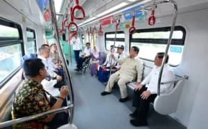 Video Teddy Dampingi Prabowo di LRT Viral, Netizen Ramai Soroti Cara Minta Orang Pindah