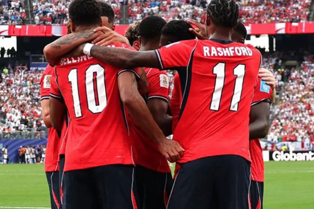 Para pemain timnas Inggris berselebrasi saat tercipta gol dalam sebuah laga (X/England)