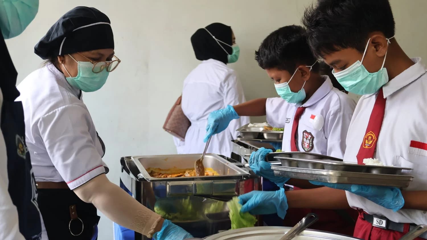 Petunias SPPG saat menyiapkan makanan.