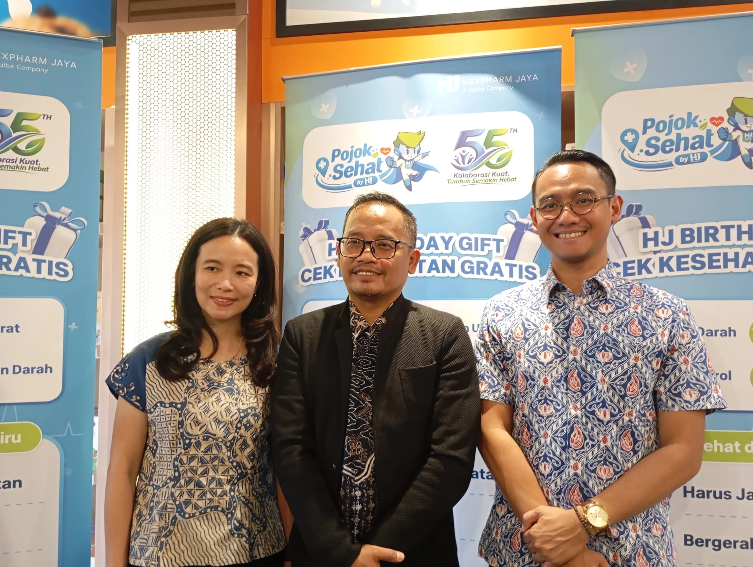 Group Business Head PT Hexpharm Jaya Sri Wiyanti Cahya, COO Apotek Roxy Feri Rahman Saputra dan IAI Jawa Barat Karuma Barza Afida.