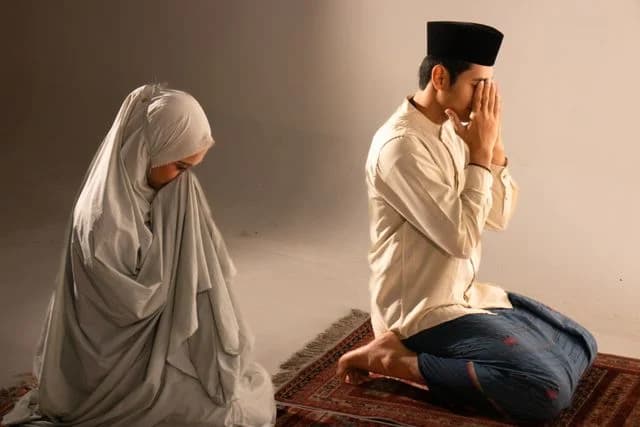 Ilustrasi Salat. (Sumber: Pexels/kamera_ ragnala)
