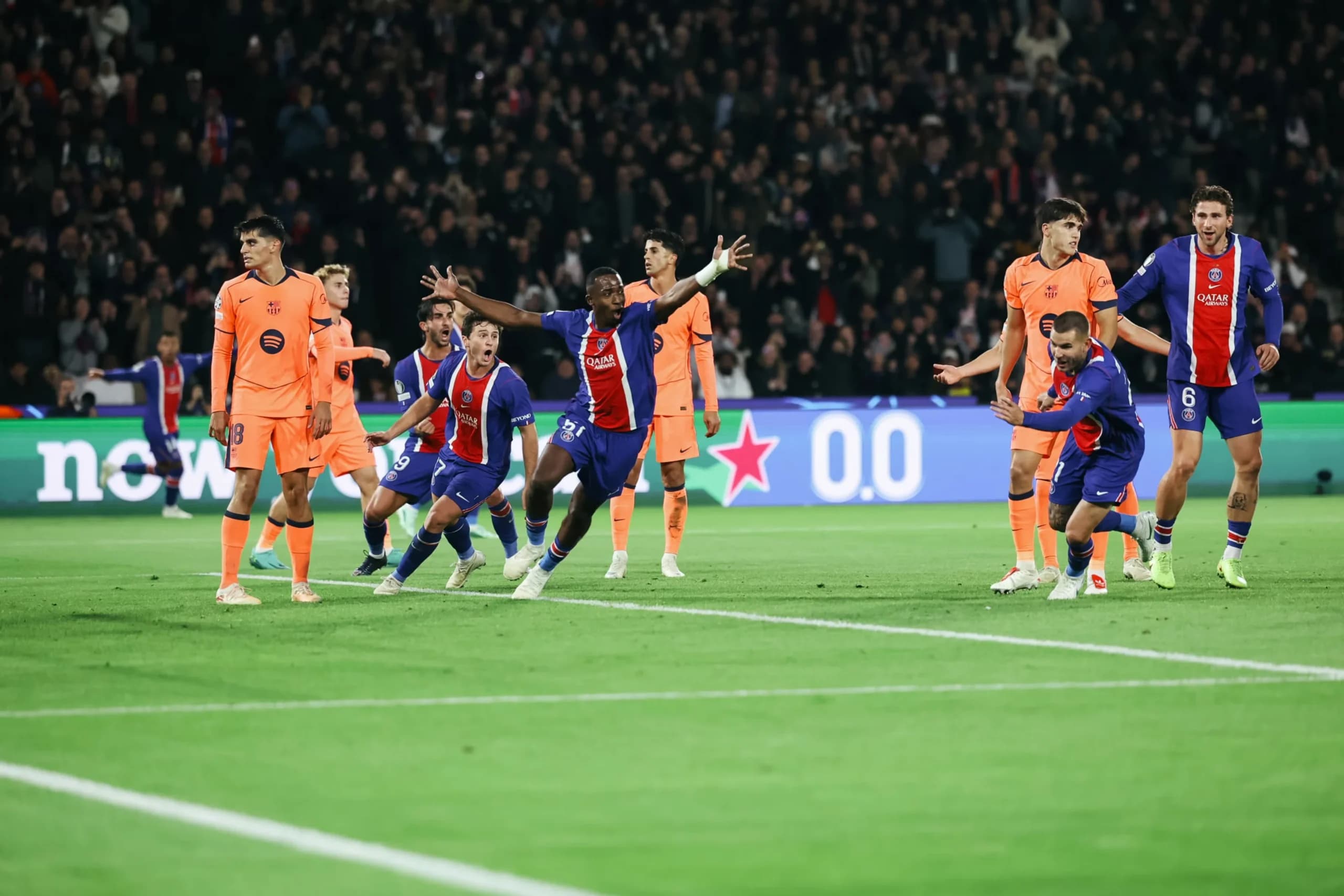 Pemain PSG merayakan gol ke gawang Barceona dalam Liga Champions di Paris, 20 Oktober 2026.