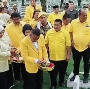 Viral Anggota Golkar Injak Makam Pahlawan, Netizen: Sama Tuhan Aja Gak Takut, Apalagi Sama Pusaran!