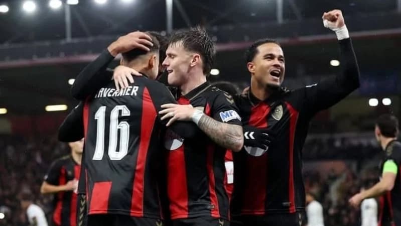 Pemain Bournemouth selebrasi usai cetak gol ke gawang AC Milan.