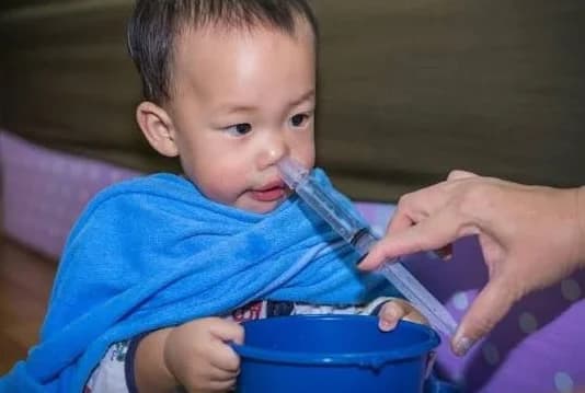 Ilustrasi Cuci Hidung Anak.
