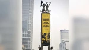 3 Aksi Ikonik Greenpeace di Bundaran HI, dari Monster Oligarki hingga Spanduk Raksasa