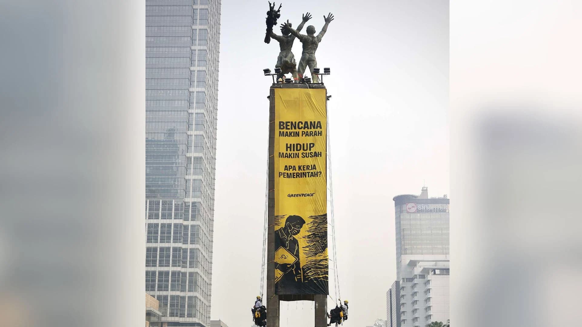 3 Aksi Ikonik Greenpeace di Bundaran HI, dari Monster Oligarki hingga Spanduk Raksasa
