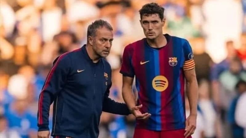 Pelatih Barcelona Hansi Flick. (kiri).