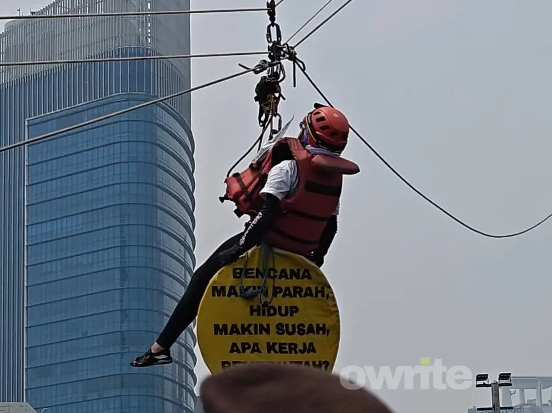 Salah satu aktivis wanita Greenpeace saat dievakuasi dari puncak Patung Bundaran HI.