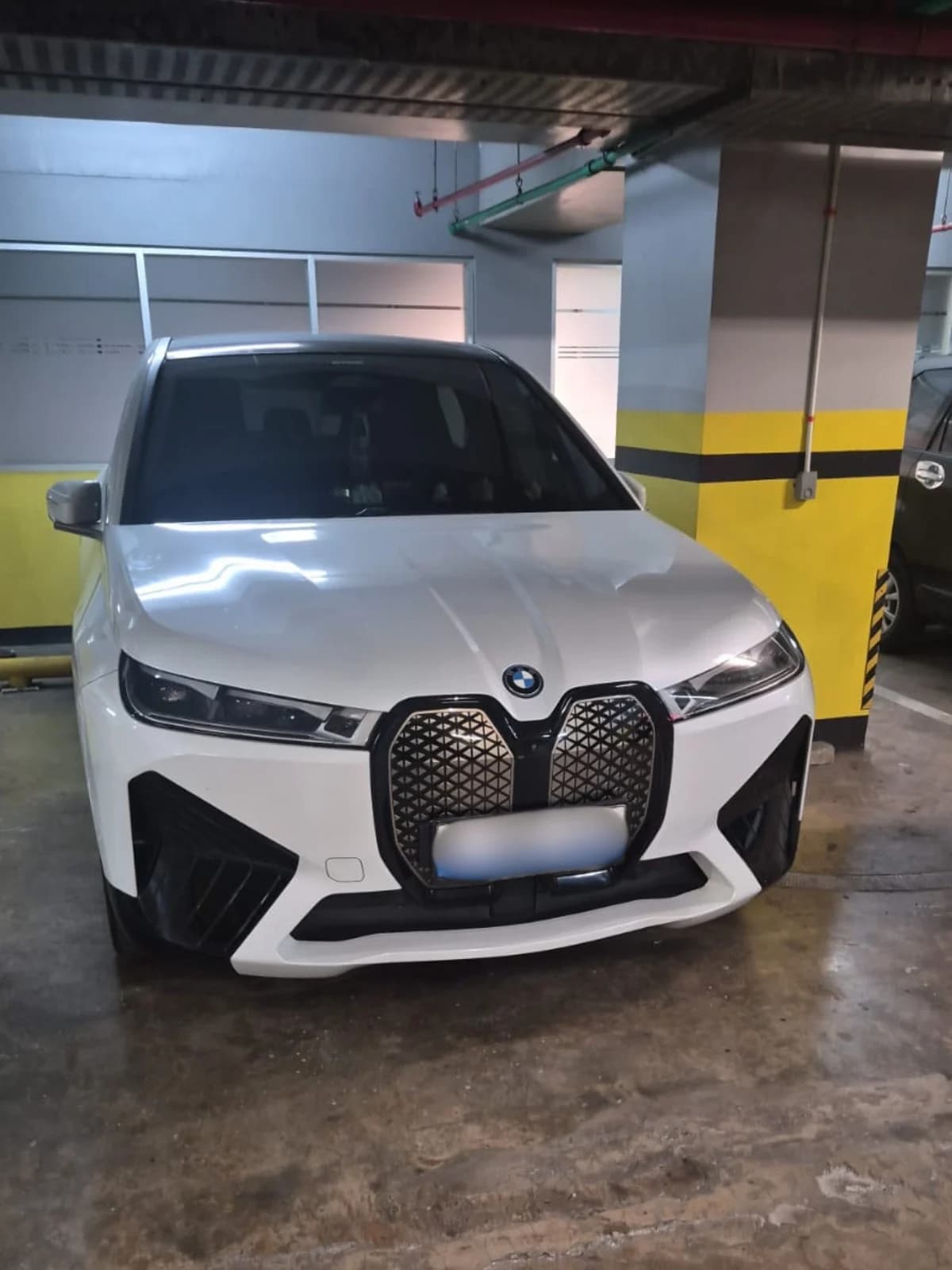 Satu unit mobil BMW listrik yang disita KPK dari tangan para tersangka kasus korupsi di lingkungan BNPB