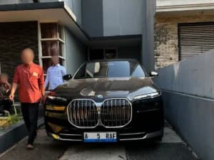 KPK Sambangi Rumah Suami Fadia A Rafiq, BMW Listrik Ikut Diangkut