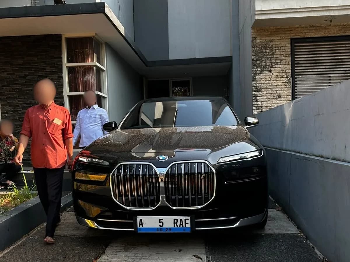 KPK sita mobil BMW listrik suami Fadia A Rafiq diduga hasil TPPU