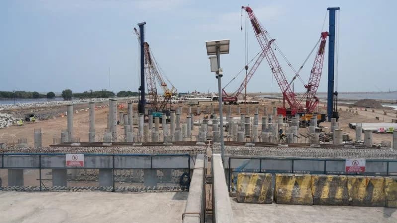 Proyek pembangunan jalan Tol Semarang-Demak Seksi 1 Kaligawe-Sayung yang terintegrasi dengan tanggul laut, Semarang.