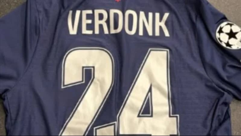 Gelandang muda Arsenal U-21, Demiane Agustien pamerkan jersey milik bek Timnas Indonesia sekaligus Lille Calvin Verdonk.