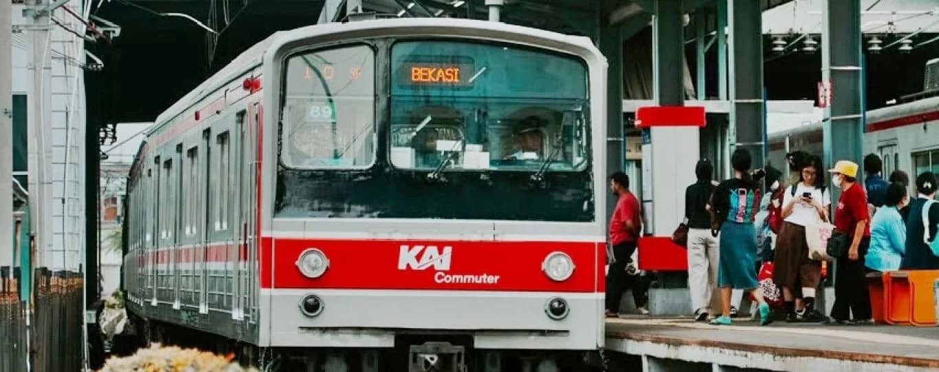 KAI Commuter bersiap mengangkut penumpang.