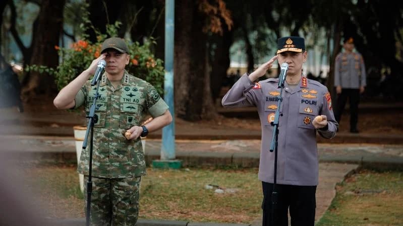 Kapolda Metro Jaya Komjen Dadang Hartanto (kanan) dan Pangdam Jaya Letjen TNI Deddy Suryadi.