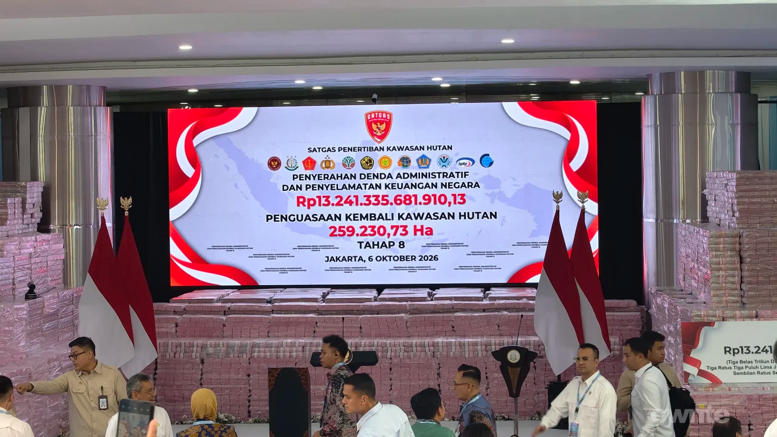 Kejagung dan Satgas PKH Pamerkan hasil Penguasaan lahan dan denda administratif Rp13 triliun di Gedung Bundar, Jakarta, 6 Oktober 2026.