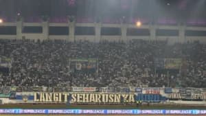 Aksi Bobotoh di Pakansari: Geram Karhutla, Suara Suporter Menyala