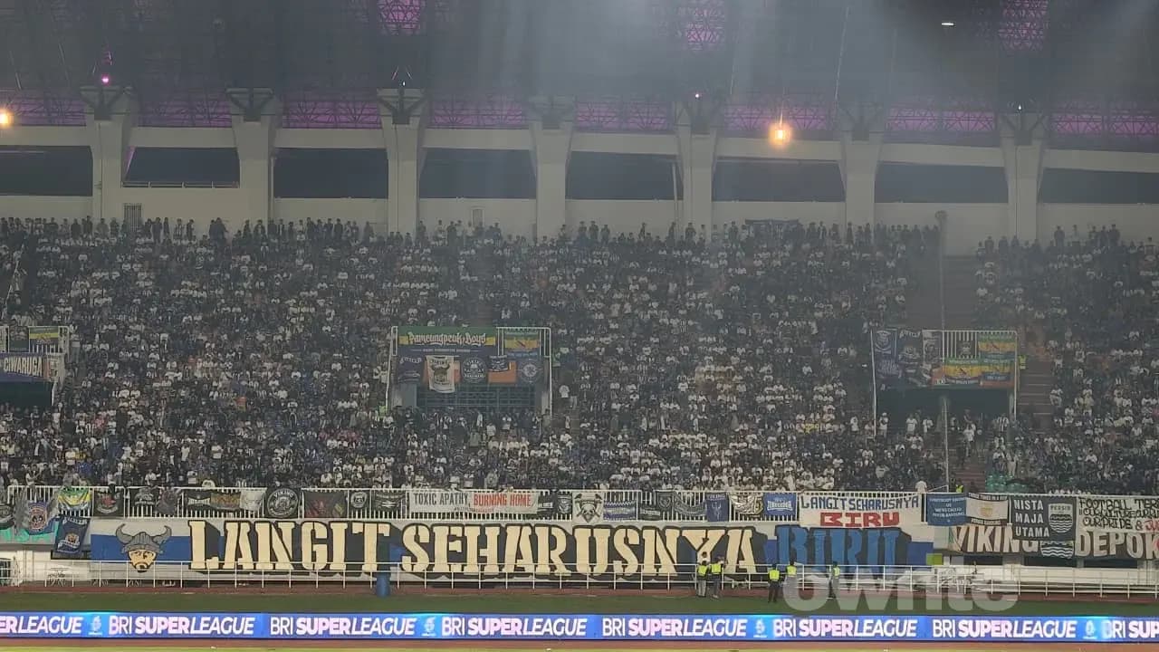Spanduk kritik dari Bobotoh kepada pemerintah soal Karhutla dalam pertandingan melawan Garudayaksa FC di Stadion Pakansari, Kabupaten Bogor, Minggu, 25 Oktober 2026.