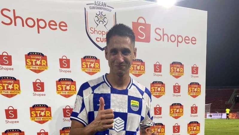 Winger Persib Bandung Luka Menalo dinobatkan sebagai Shopee Star of The Match dalam laga melawan Port FC, Thailand.