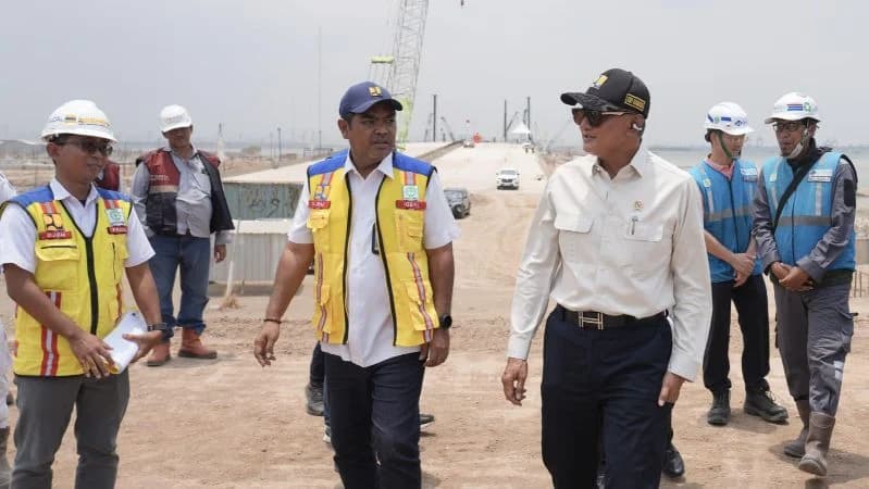 Menteri Pekerjaan Umum (PU) Dody Hanggodo saat tinjau proyek pembangunan jalan Tol Semarang - Demak Seksi 1 Kaligawe - Sayung, Jawa Tengah