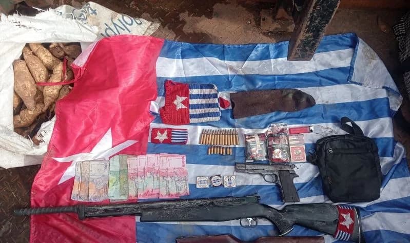 Sejumlah barang terkait OPM yang diamankan aparat TNI.