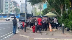 Demo Mahasiswa Trisakti ke Istana, Polisi Berseragam Tameng Siaga di Patung Kuda